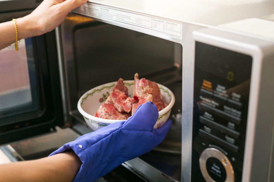 Cara mencairkan daging beku dengan microwave