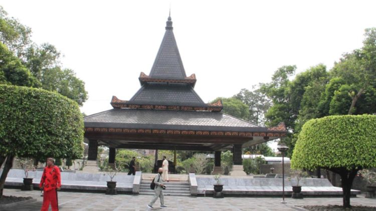 #DestinasiHipwee-Makam Bung Karno Kebanggaan Warga Blitar