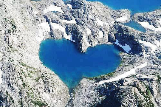 5 Danau Indah Berbentuk Hati yang Ada di Kawasan Asia, Indonesia Juga Punya Loh