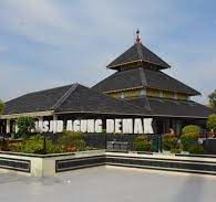 Masjid Agung Demak: Bangunan Bersejarah & Fakta Uniknya