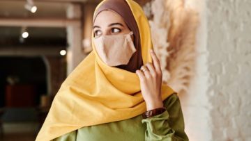 Tren Fashion New Normal, 5 Tips Perpaduan Style Outfit Hijab dengan Masker. Dijamin Kece!