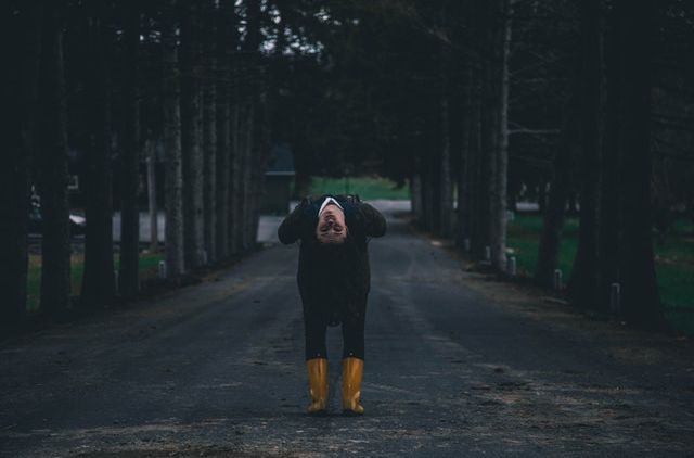 Siapkan Mental Kalian, 5 Film Horor-Psikologis yang Bisa Menghantui Tanpa Hantu!