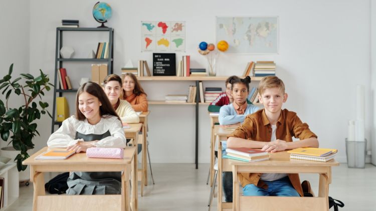 Pembelajaran Bahasa Inggris dengan Memanfaatan Fitur Emoji sebagai Media dan Interaksi Siswa