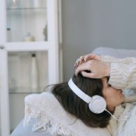 Lagi Butuh Lagu Galau? 6 Lagu ini Cocok Kamu Dengarkan Saat Patah Hati