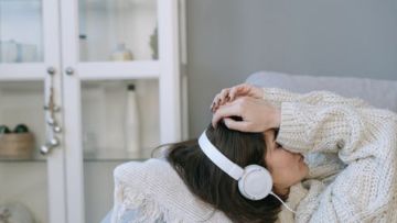 Lagi Butuh Lagu Galau? 6 Lagu ini Cocok Kamu Dengarkan Saat Patah Hati