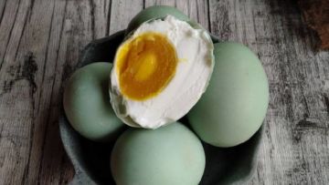 6 Manfaat Telur Asin yang Katanya Bikin Kolesterol. Mineralnya Lebih Banyak!