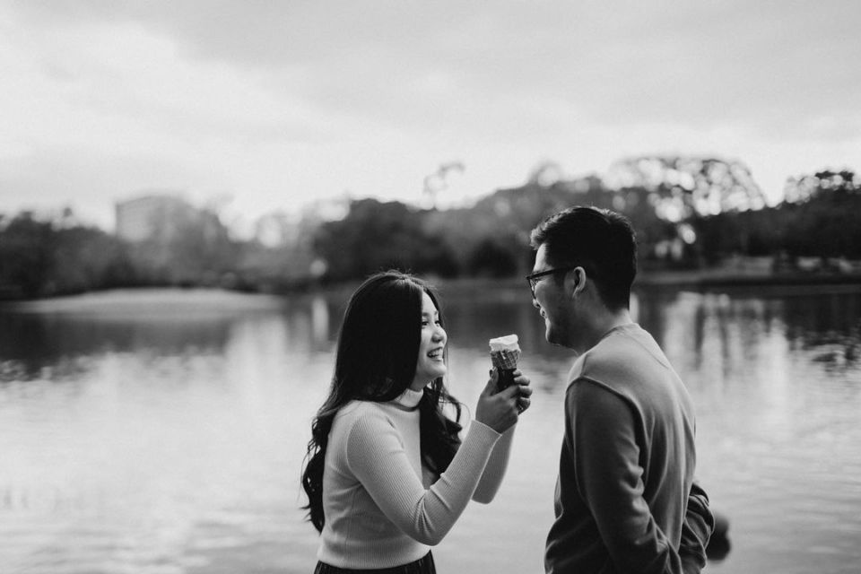 16 Ide Pre-Wedding dengan Latar Danau yang Bikin Fotomu Makin Syahdu. Uww, Manisnya~