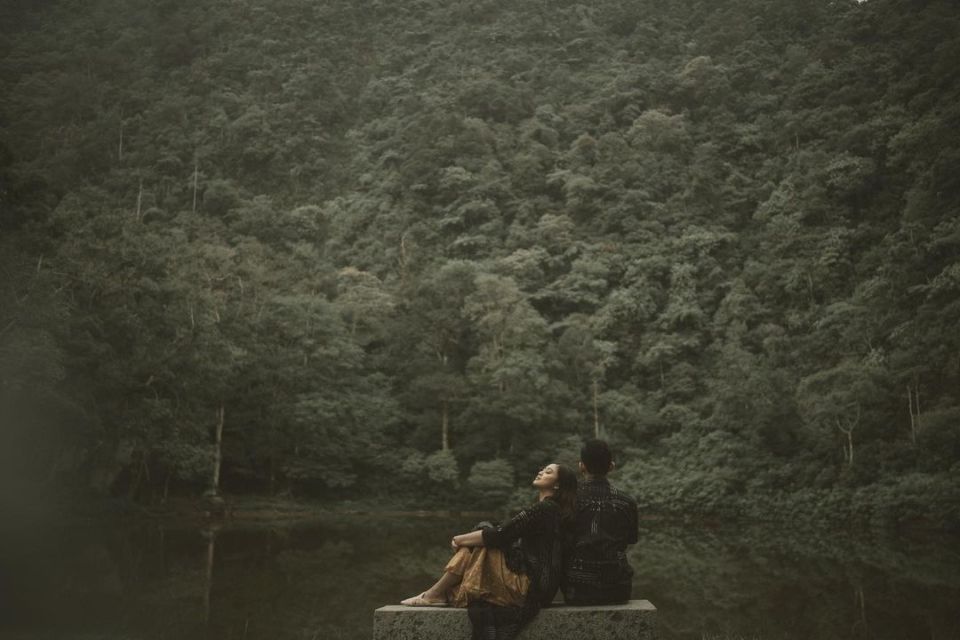 16 Ide Pre-Wedding dengan Latar Danau yang Bikin Fotomu Makin Syahdu. Uww, Manisnya~