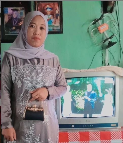 10 Aksi Fans Tonton Acara Pernikahan Lesty Kejora dan Rizky Billar. Bak Kondangan Beneran!