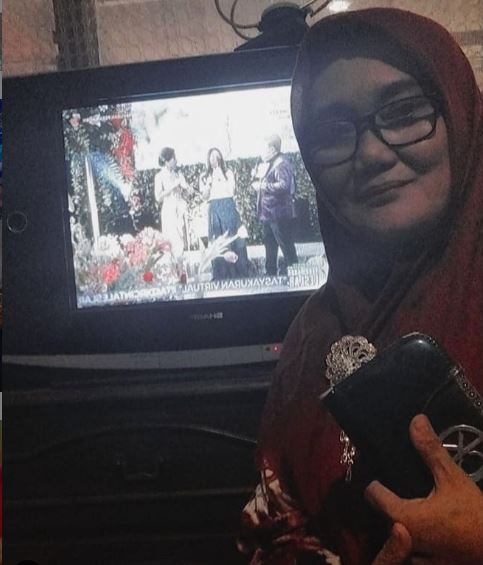 10 Aksi Fans Tonton Acara Pernikahan Lesty Kejora dan Rizky Billar. Bak Kondangan Beneran!