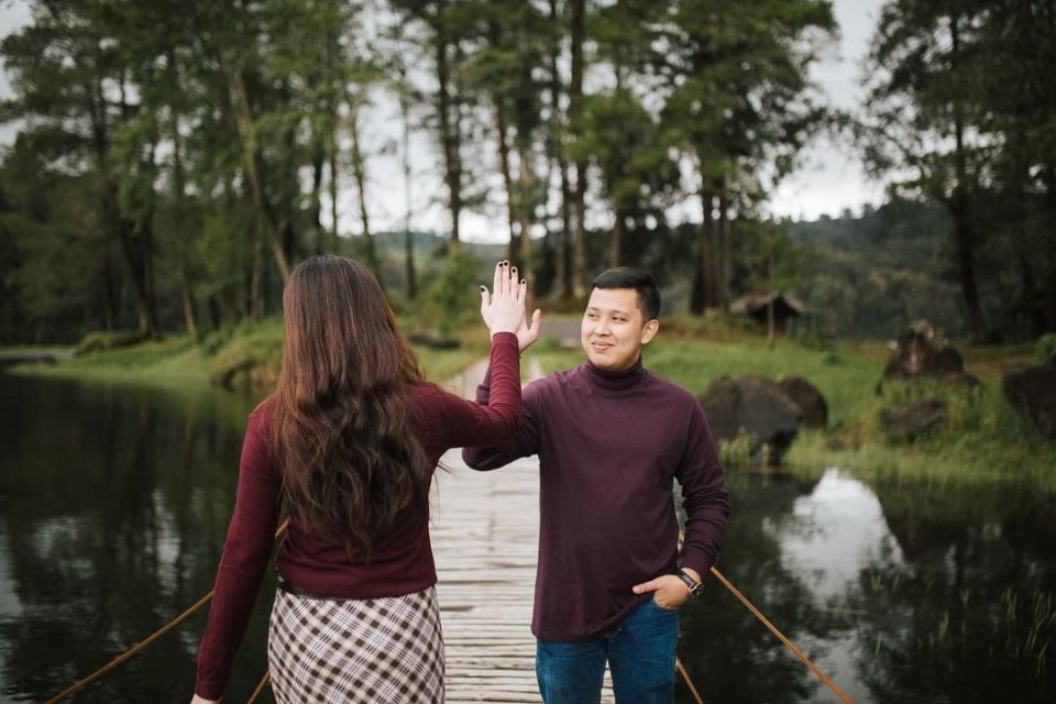 16 Ide Pre-Wedding dengan Latar Danau yang Bikin Fotomu Makin Syahdu. Uww, Manisnya~