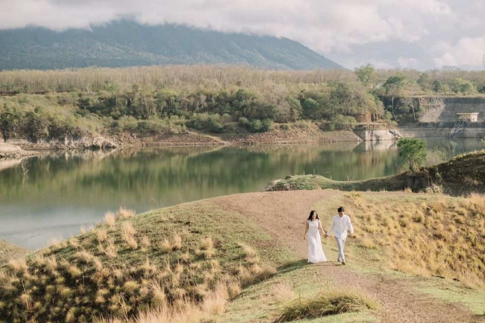 16 Ide Pre-Wedding dengan Latar Danau yang Bikin Fotomu Makin Syahdu. Uww, Manisnya~