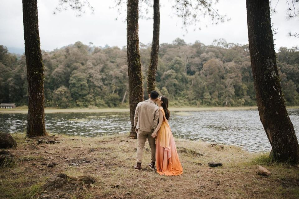 16 Ide Pre-Wedding dengan Latar Danau yang Bikin Fotomu Makin Syahdu. Uww, Manisnya~