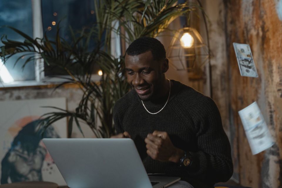 5 Tipikal Orang Saat Ikut Meeting Online. Katanya sih, yang Penting Udah Berkontribusi~