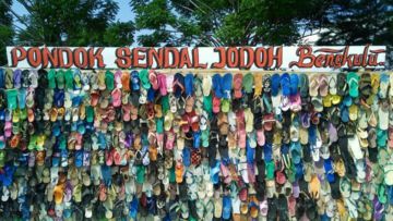 Bukan Gembok, di Pantai Tapak Paderi Bengkulu Ada Tradisi Tinggalkan Sandal Demi Bertemu Jodoh