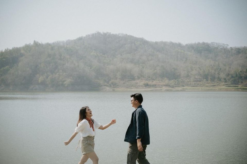16 Ide Pre-Wedding dengan Latar Danau yang Bikin Fotomu Makin Syahdu. Uww, Manisnya~