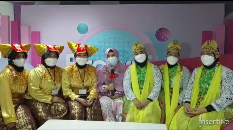 10 Aksi Fans Tonton Acara Pernikahan Lesty Kejora dan Rizky Billar. Bak Kondangan Beneran!