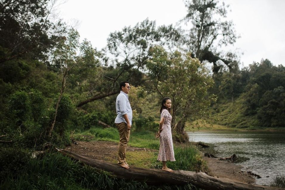 16 Ide Pre-Wedding dengan Latar Danau yang Bikin Fotomu Makin Syahdu. Uww, Manisnya~