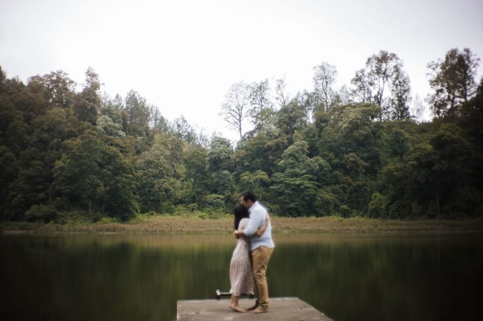16 Ide Pre-Wedding dengan Latar Danau yang Bikin Fotomu Makin Syahdu. Uww, Manisnya~