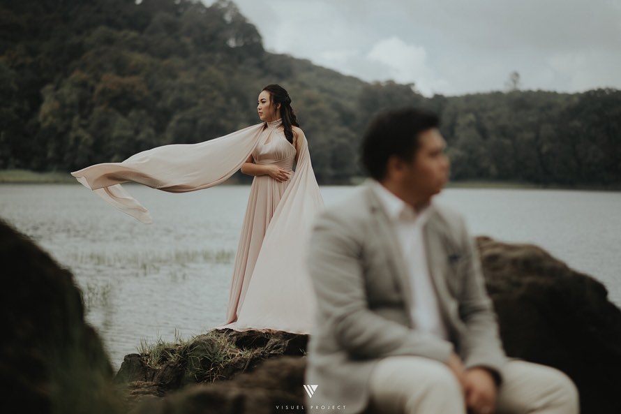 16 Ide Pre-Wedding dengan Latar Danau yang Bikin Fotomu Makin Syahdu. Uww, Manisnya~