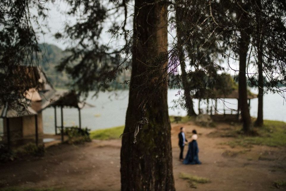 16 Ide Pre-Wedding dengan Latar Danau yang Bikin Fotomu Makin Syahdu. Uww, Manisnya~