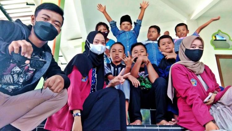 Antusias Anak-Anak dalam Proses Pendampingan Pembelajaran yang Dilakukan Oleh Mahasiswa KKN Unisri 2021