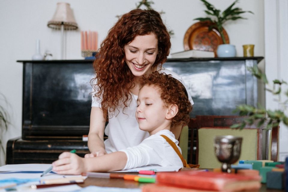 5 Trik Cerdas Cegah Anak Merasa Bosan Selama Sekolah Daring. Semangat, Moms!