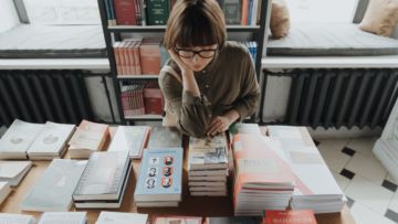 Prospek Bisnis Sampingan untuk Kamu yang Hobi Banget Baca Buku!