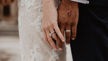 4 Cara Halus Menjelaskan ke Orang Tua kalau Kamu Belum Mau Nikah Buru-Buru. Coba Dulu!