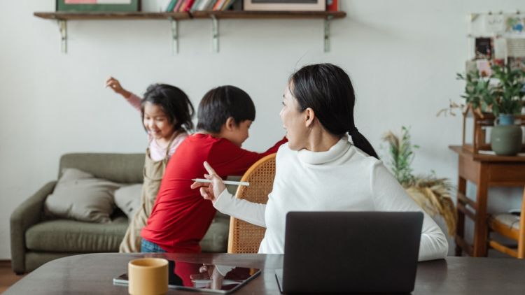 Dilema Kerja dari Rumah yang Sedang Dialami Ibu-ibu