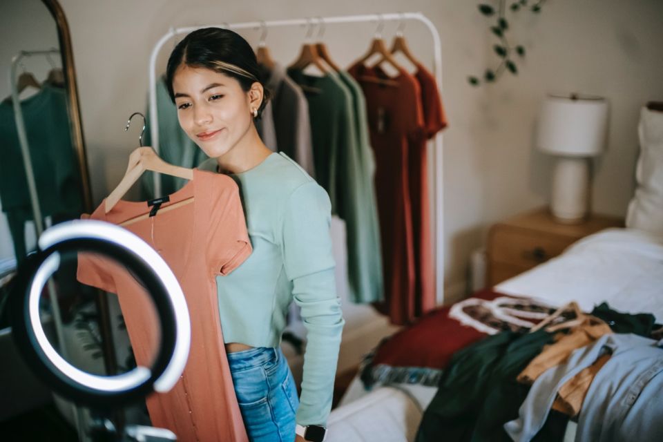 4 Alasan Logis Kenapa Dandan di Pagi Hari Bisa Jadi Mood Booster Banget
