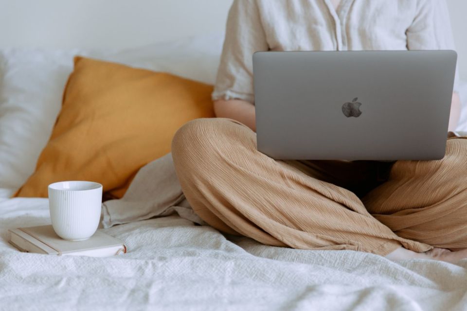 6 Tips Sederhana Anti Stres buat para Ibu yang Sedang WFH. Tetap Semangat!