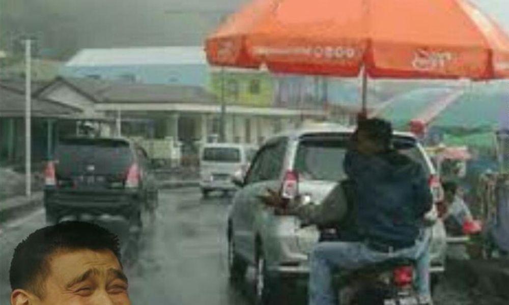 11 Potret Kocak Logika Bapak-Bapak Menghadapi Turunnya Hujan. Nggak Semua Cowok Begini kok :(
