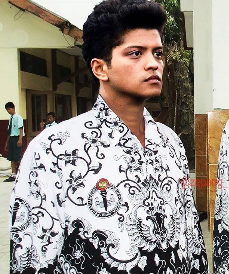 11 Foto Kocak Artis Internasional Pakai Seragam PNS. Orang Awam Bilang Ini Pasti Editan!11!!1