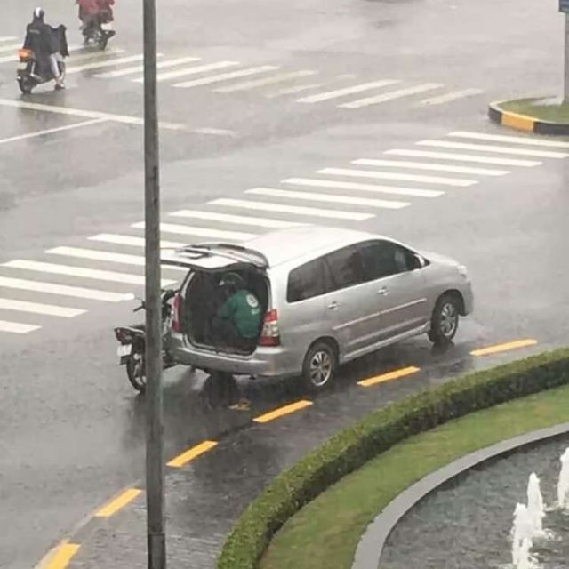 11 Potret Kocak Logika Bapak-Bapak Menghadapi Turunnya Hujan. Nggak Semua Cowok Begini kok :(
