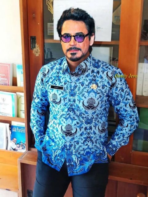 11 Foto Kocak Artis Internasional Pakai Seragam PNS. Orang Awam Bilang Ini Pasti Editan!11!!1