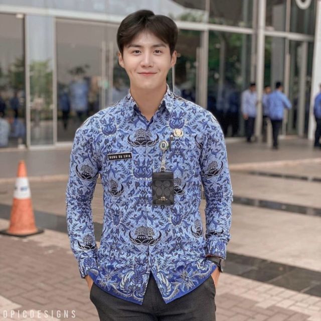 11 Foto Kocak Artis Internasional Pakai Seragam PNS. Orang Awam Bilang Ini Pasti Editan!11!!1