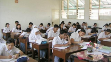 Serba-Serbi Persebaran Bangku Murid di Dalam Kelas. Duduk Depan Bukan Berarti Sok Pintar!