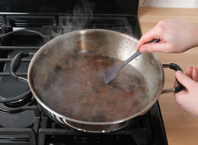 Cara menghilangkan kerak di wajan