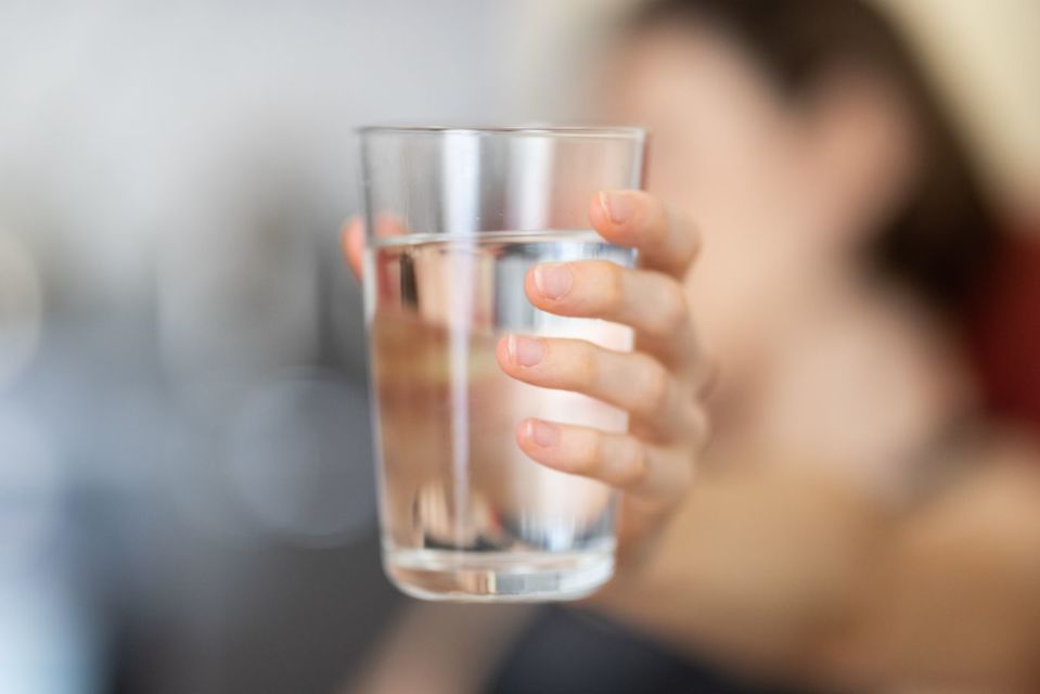7 Manfaat Minum Air Putih Sebelum Tidur untuk Diet Hingga Kecantikan
