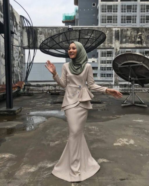 model bridesmaid hijab