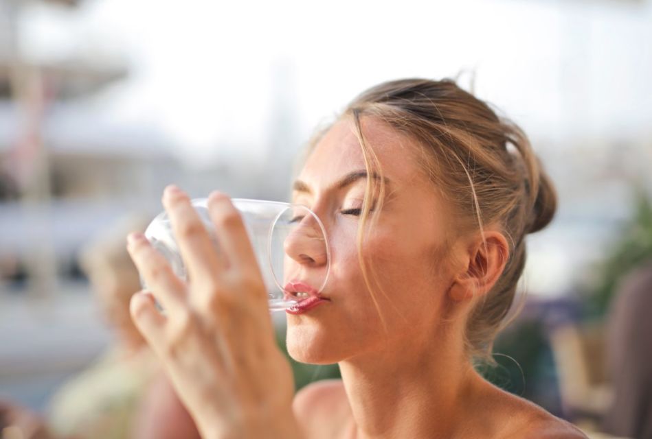 7 Manfaat Minum Air Putih Sebelum Tidur untuk Diet Hingga Kecantikan