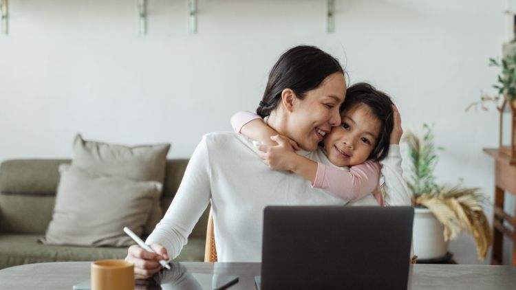 #KompetisiYoungMom-Bekerja atau di Rumah Saja, Seorang Ibu Tetaplah Tangguh