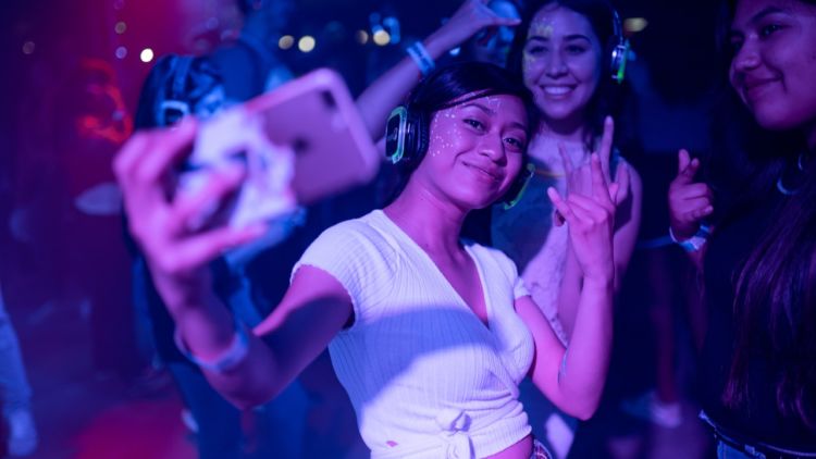 5 Dampak Positif Menjadi Seorang Fangirl atau Fanboy, Dijamin Hidupmu Lebih Berwarna!