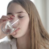 7 Manfaat Minum Air Putih Sebelum Tidur untuk Diet Hingga Kecantikan
