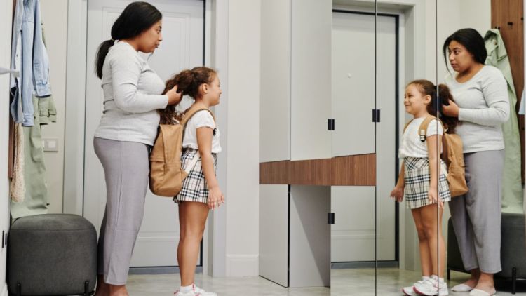 5 Kiat Sukses Dampingi Anak di Hari Pertamanya Sekolah. Uang Saku Bukan Jaminan!