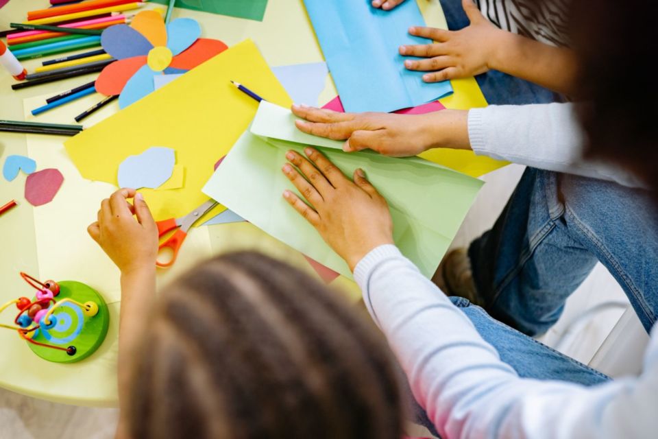 5 Kiat Sukses Dampingi Anak di Hari Pertamanya Sekolah. Uang Saku Bukan Jaminan!