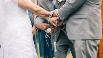 6 Tradisi Unik dalam Upacara Pernikahan di Irlandia. Ada Tradisi Mengikat Tangan Pengantin!