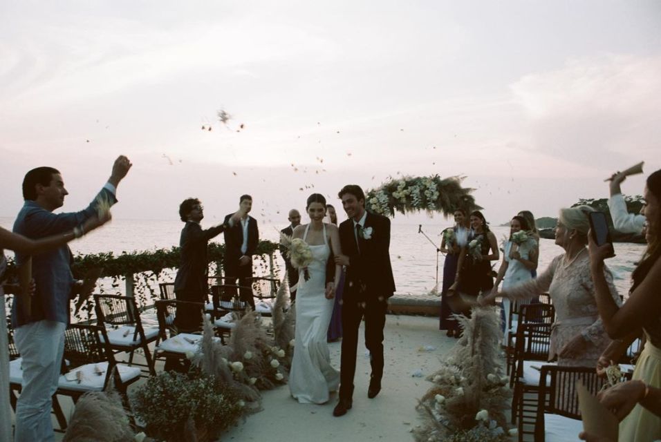 Potret Intimate Wedding Meadow Walker yang Kenakan Gaun Modern Minimalis. Manis!