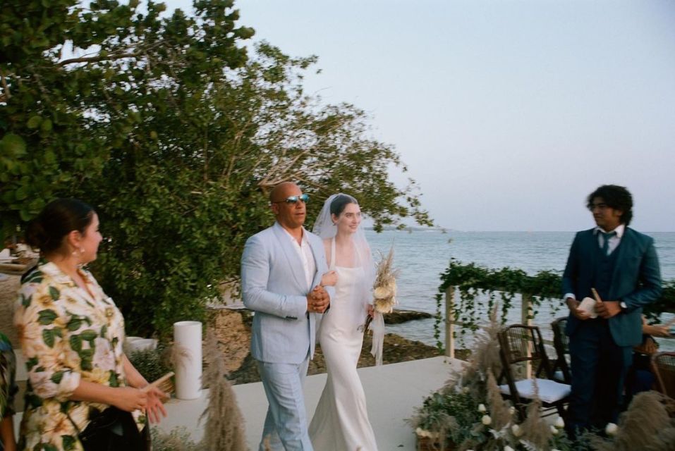Potret Intimate Wedding Meadow Walker yang Kenakan Gaun Modern Minimalis. Manis!